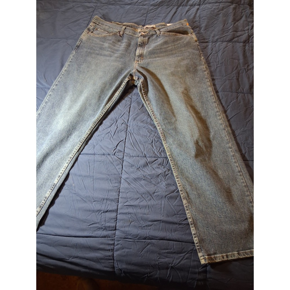 Wrangler Men's Relaxed‎ Fit Blue Jeans 36x30 Medium Wash Stretch